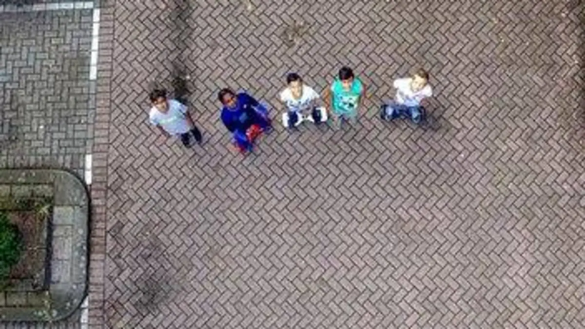 Au nom de tous les mômes E01 Les petits gars du port