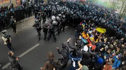 Au nom du maintien de l'ordre Reculez !