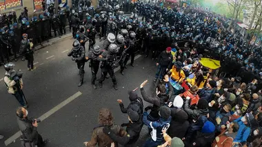 Au nom du maintien de l'ordre Reculez !