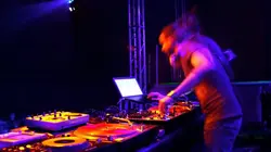 Aux platines à 84 ans : la DJ fait danser