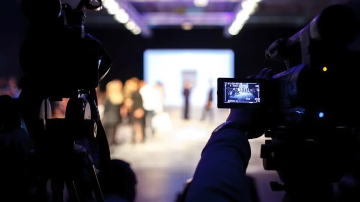 Backstage, les coulisses de la mode Logo or not ?