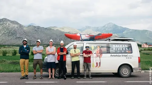 Balkans : des canoës à l'assaut des barrages