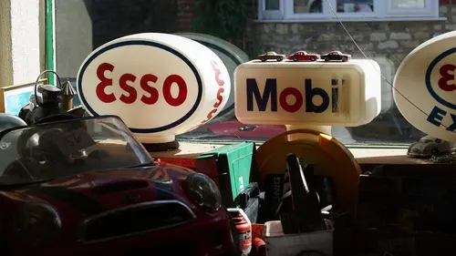 Bangers and Cash S01E01