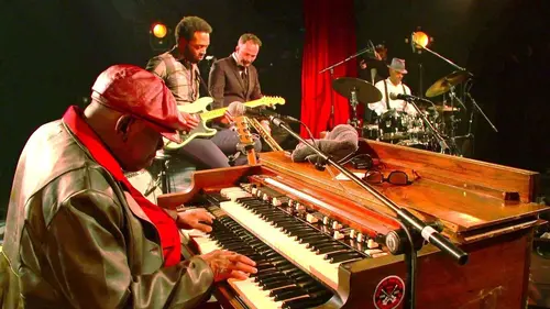 Banlieues bleues Liniker e os Caramelows