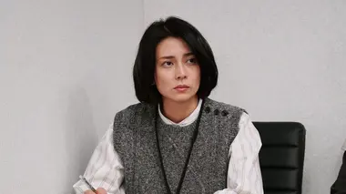 Behind The Door - La maison de la rue en pente