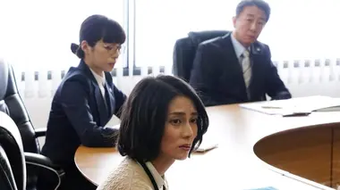 Behind The Door - La maison de la rue en pente