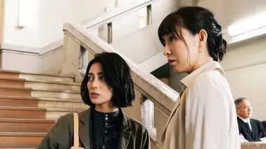 Behind The Door - La maison de la rue en pente