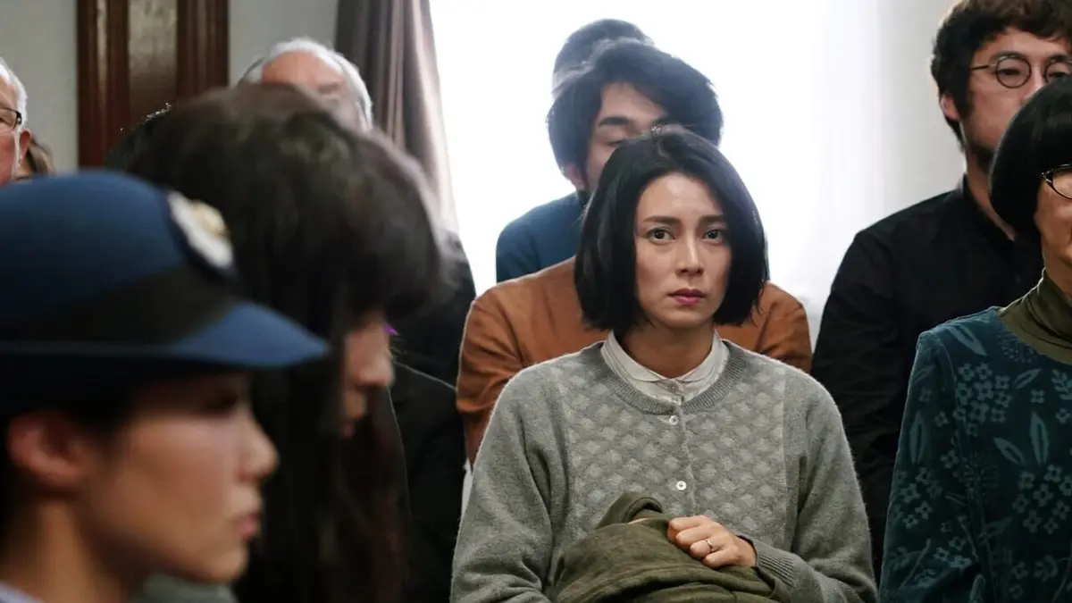 Behind The Door - La maison de la rue en pente