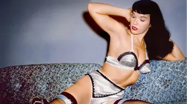 Bettie Page se dévoile