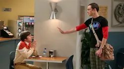 Big Bang Theory S04E07 Dans le collimateur du FBI