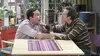 Bert dans Big Bang Theory S10E06 Coup de pied foetal et fièvre acheteuse (2016)