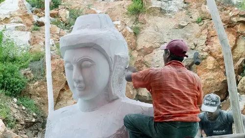Birmanie : les sculpteurs de marbre de Mandalay