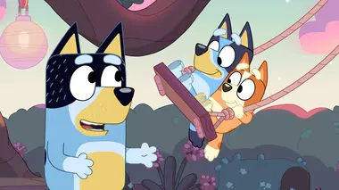 Bluey S01E51 Papa met Bingo et Bluey au lit