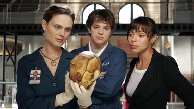 Bones S02E01 Le choc des titans