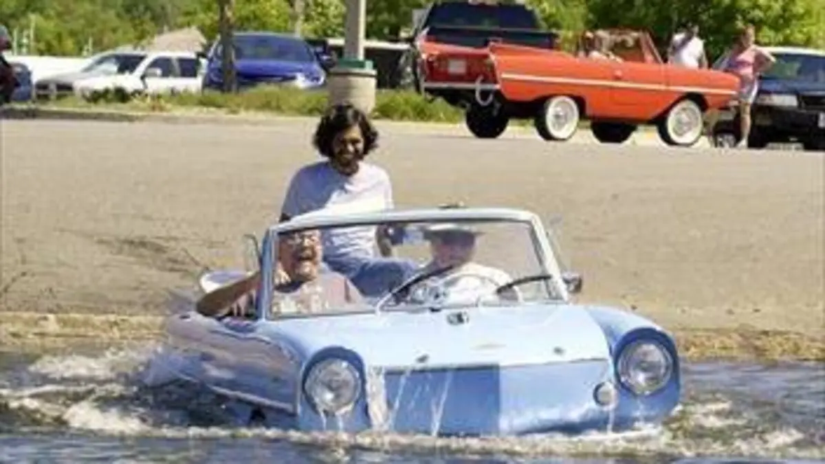 Brocanteurs techno vintage S01E09 Bohus And Shaun Ride An Amphicar
