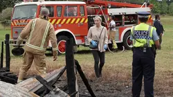 Brokenwood S08E06 Quatre incendies et un enterrement