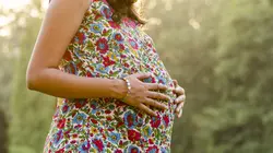 Ça se discute S01E06 Parents ados : trop jeunes pour avoir un bébé ?