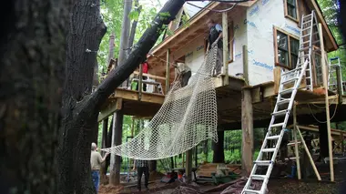 Cabanes perchées Garde à vous !