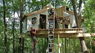 Cabanes perchées La cabane nichoir