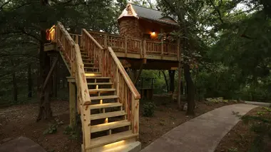 Cabanes perchées Une cabane moderne et magique
