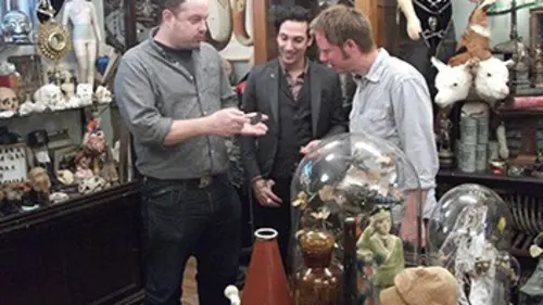 Cabinets de curiosités S04E25 Squelettes et Gwar