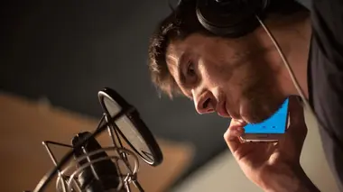 Calls S01E01 2028 - Appels téléphoniques (Paris - New York)