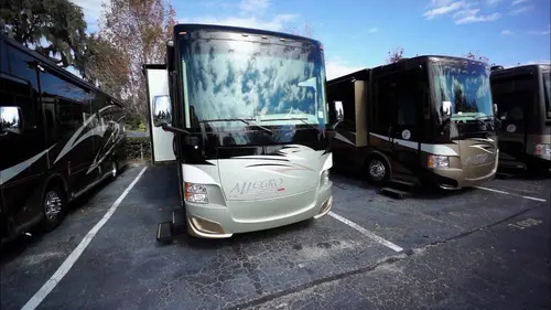 Camping cars de luxe S01E01 Le luxe à portée de main