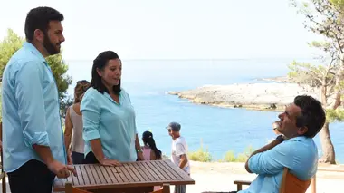 Camping Paradis S09E04 Famille nombreuse, famille heureuse