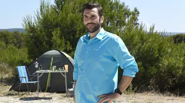 Camping Paradis S15E06 Fiançailles au paradis