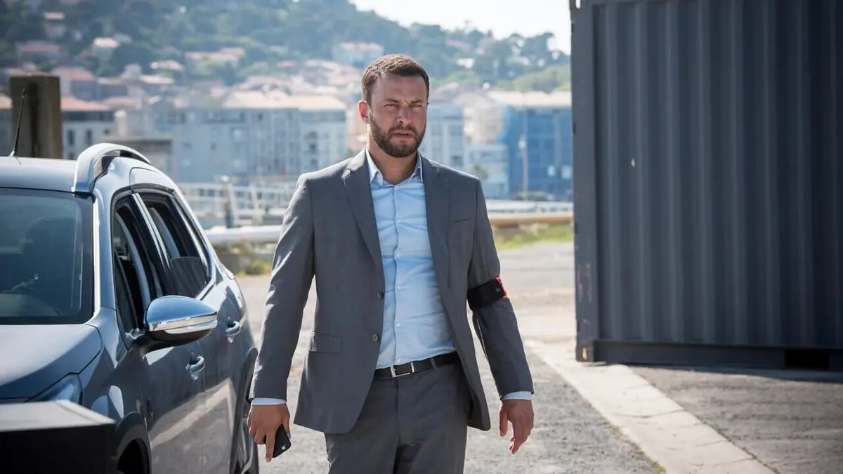 Candice Renoir S08E03 Abondance de biens ne nuit pas