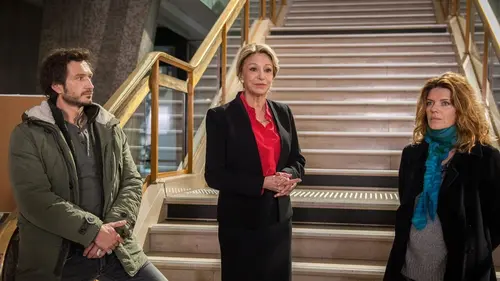 Cassandre S01E02 L'école est finie