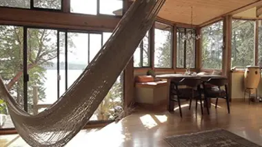 Un chalet centenaire et une maison d'été débranchée