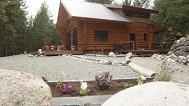 Une maison de plage et un chalet en bois rond