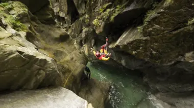 Canyoning au Tessin : Un saut périlleux dans la cascade