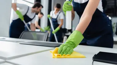 Cleaners les experts du ménage S05E49 Johanna et Ynès face à Guillaume et ses mobylettes