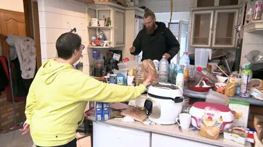 Cleaners les experts du ménage S05E51 Fanny face à Laura fan de mangas
