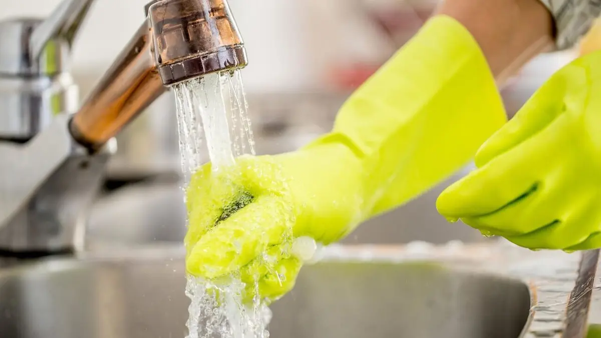 Comment c'est fait Gants en caoutchouc / Sculptures sur savon / Placards d'avion / Antivols de moto