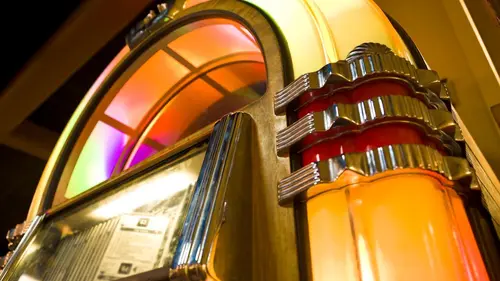 Comment c'est fait Motorcycle Goggles; Handbuilt Jukeboxes; Vacuum Excavators; Shaving Sets