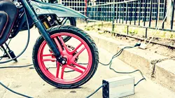 Comment c'est fait  Moulage sur nature / Plaques aspirantes / Bas de contention / Moto électriques