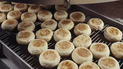 Comment c'est fait Des simulateurs de vol, des reliures de livres traditionnelles, des tomates de serre et des volets anti-ouragan