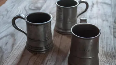 Figurines en cire / Auvents / Biscuits fourrés / Chopes en étain