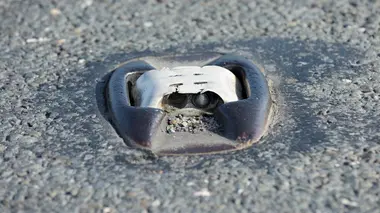 Autobus à étage / Réflecteurs routiers / Poteries en terre cuite / Réservoirs de motos customisées