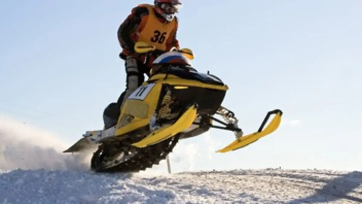 Comment c'est fait S08E13 Plaque d'égout, hotte aspirante, bûche artificielle, motoneige