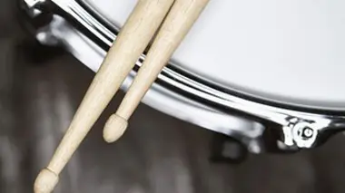 Moto, pipe en terre, baguette de tambour, sifflet