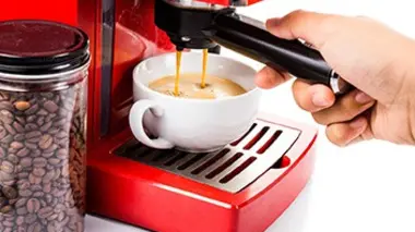 Arc traditionnel, machines à café, mascottes et hamacs