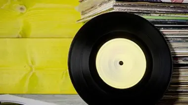 Disques vinyle, bagels, pirogues en cèdre