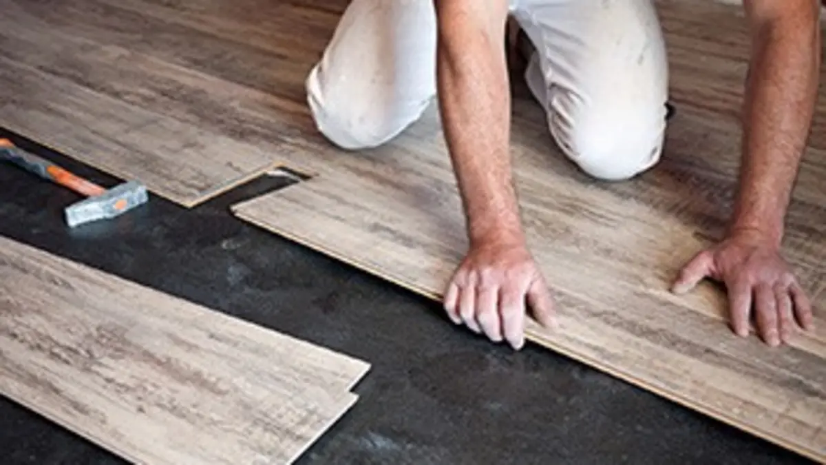 Comment c'est fait Panneaux publicitaires, parquet en bois dur, tuyaux en tôle ondulée, matelas