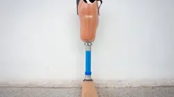 Comment c'est fait Prothèses du genou personnalisées / Ressorts à lames / Essence de lavande / Rivets et outils de rivetage