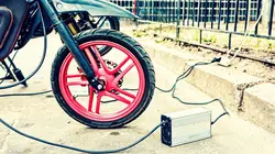 Comment c'est fait  Moulage sur nature / Plaques aspirantes / Bas de contention / Moto électriques