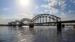 Comment c'est fait  Traverses de pont de chemin de fer / Filtres à membrane / Biplans